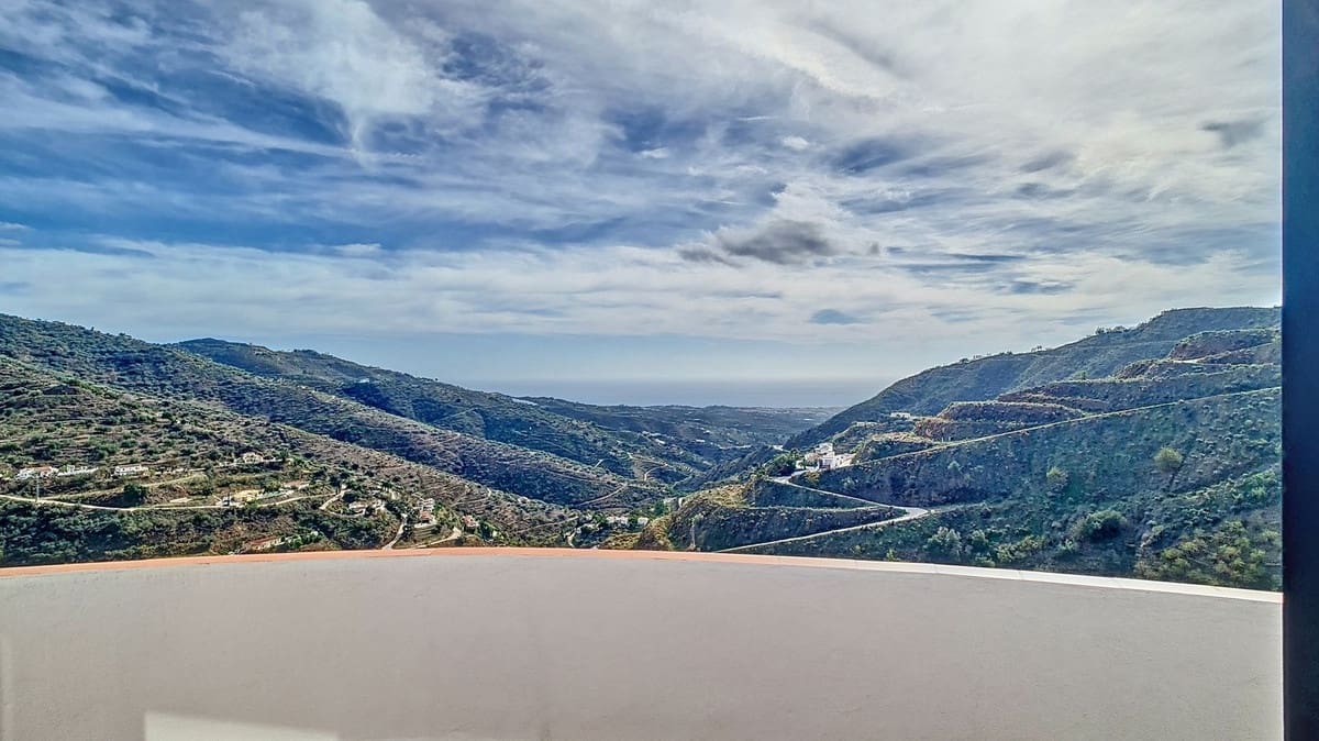 3 quarto Moradia para venda em Arenas com piscina garagem - 695 000 € (Ref: 8410795)