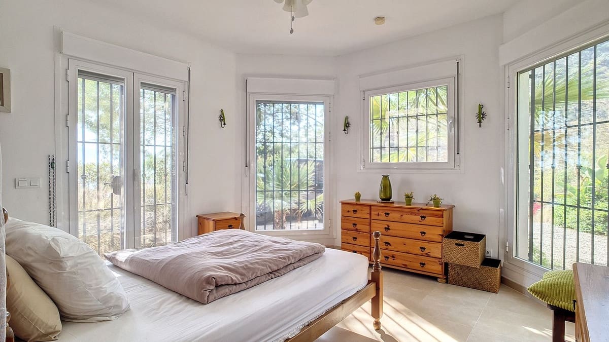 3 quarto Moradia para venda em Arenas com piscina garagem - 695 000 € (Ref: 8410795)