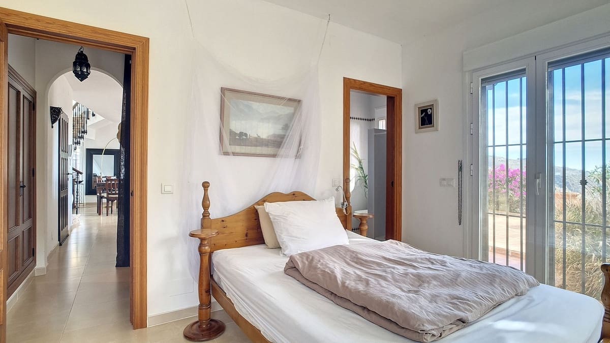 3 quarto Moradia para venda em Arenas com piscina garagem - 695 000 € (Ref: 8410795)