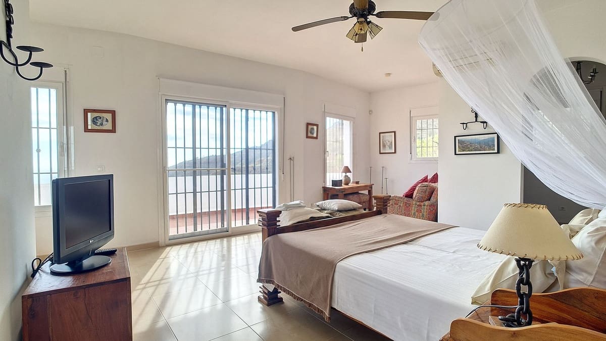 3 quarto Moradia para venda em Arenas com piscina garagem - 695 000 € (Ref: 8410795)