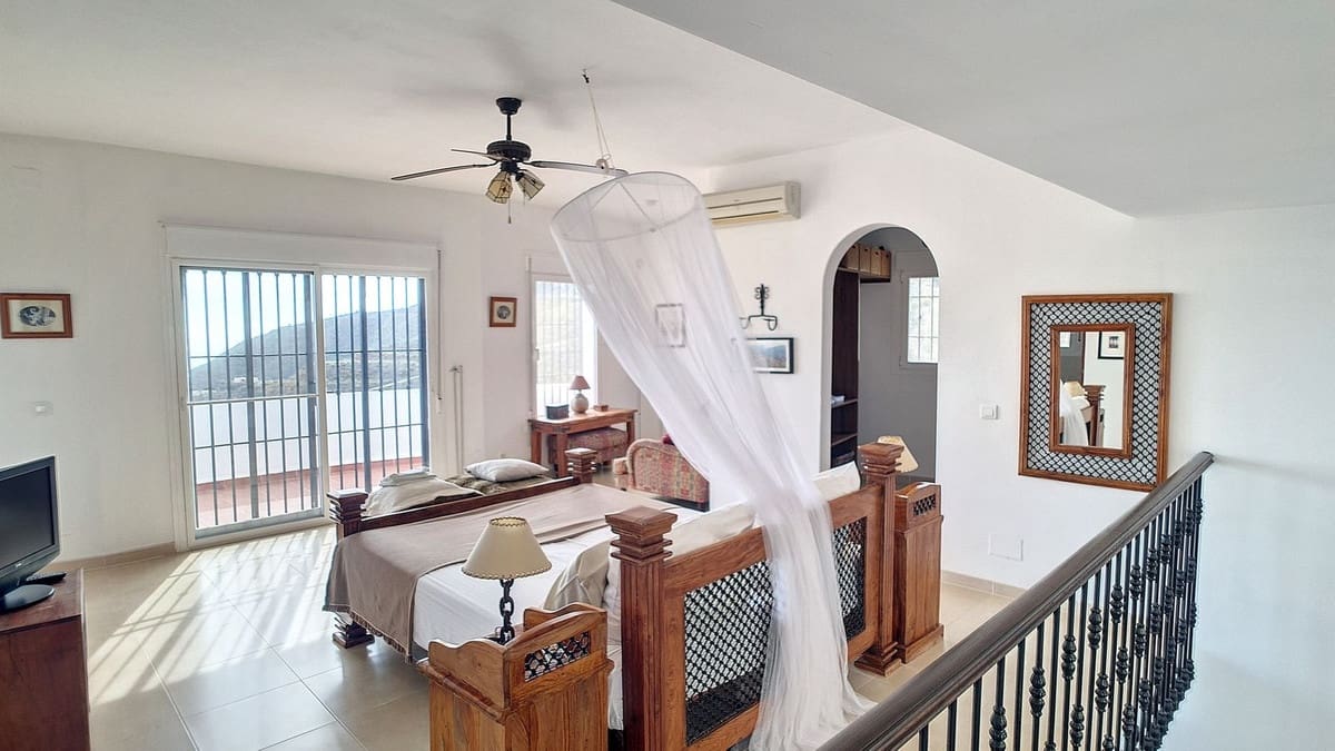 3 quarto Moradia para venda em Arenas com piscina garagem - 695 000 € (Ref: 8410795)