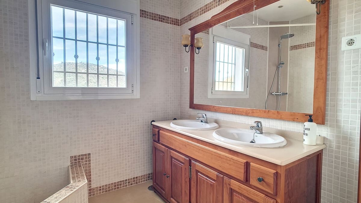 3 quarto Moradia para venda em Arenas com piscina garagem - 695 000 € (Ref: 8410795)