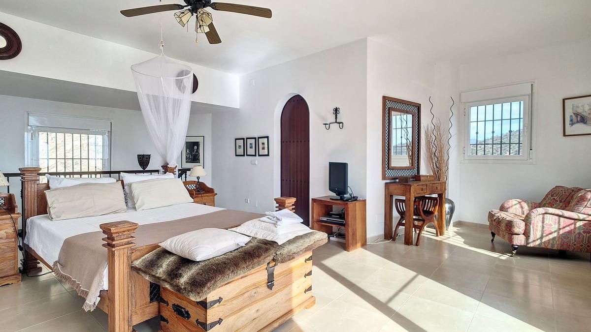 3 quarto Moradia para venda em Arenas com piscina garagem - 695 000 € (Ref: 8410795)