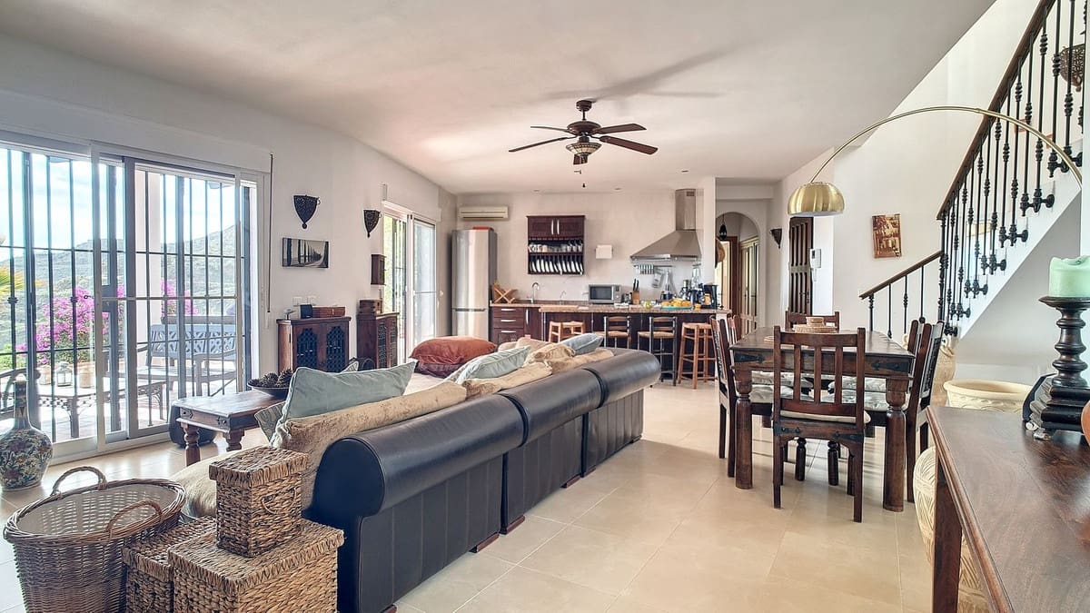 3 quarto Moradia para venda em Arenas com piscina garagem - 695 000 € (Ref: 8410795)