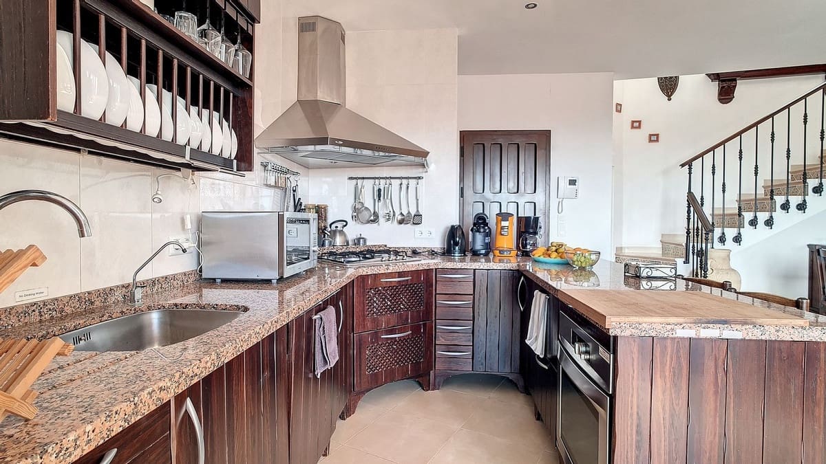 3 quarto Moradia para venda em Arenas com piscina garagem - 695 000 € (Ref: 8410795)