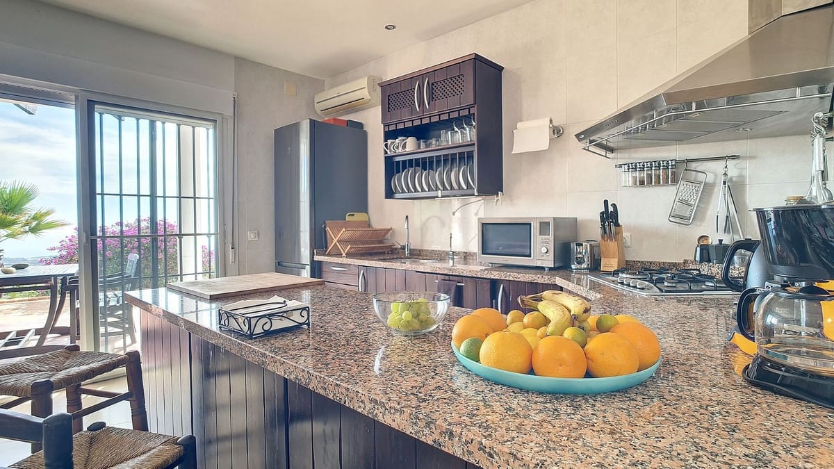 3 quarto Moradia para venda em Arenas com piscina garagem - 695 000 € (Ref: 8410795)