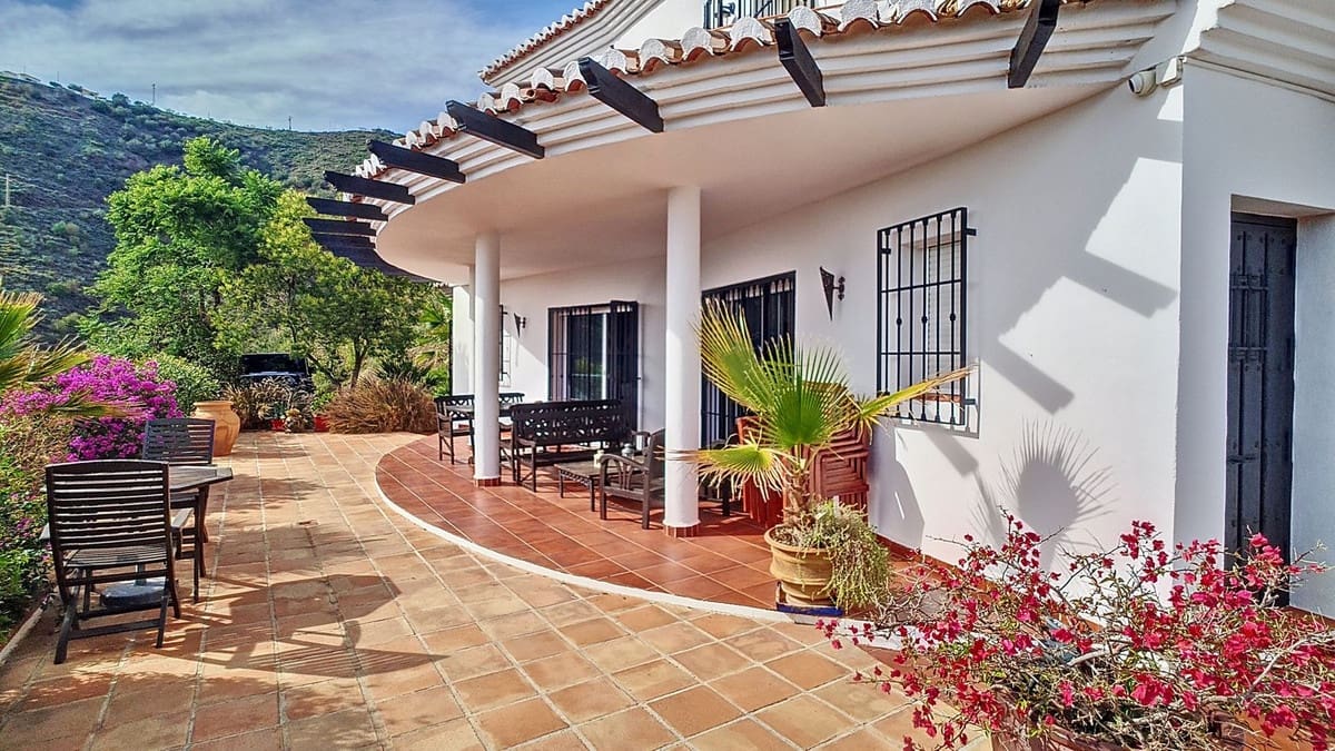 3 quarto Moradia para venda em Arenas com piscina garagem - 695 000 € (Ref: 8410795)