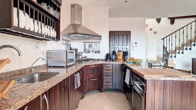 3 quarto Moradia para venda em Arenas com piscina garagem - 695 000 € (Ref: 8410795)