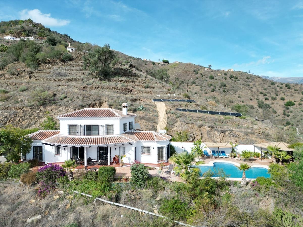 3 quarto Moradia para venda em Arenas com piscina garagem - 695 000 € (Ref: 8410795)