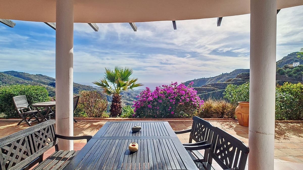 3 quarto Moradia para venda em Arenas com piscina garagem - 695 000 € (Ref: 8410795)