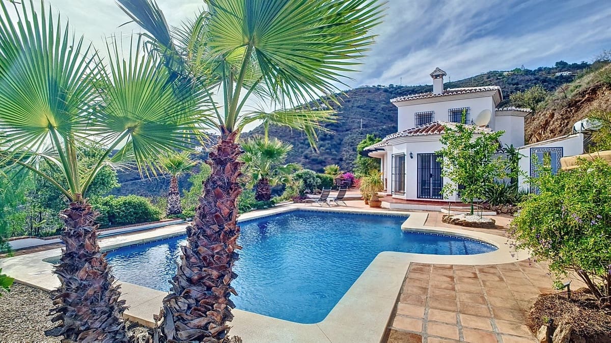 3 quarto Moradia para venda em Arenas com piscina garagem - 695 000 € (Ref: 8410795)