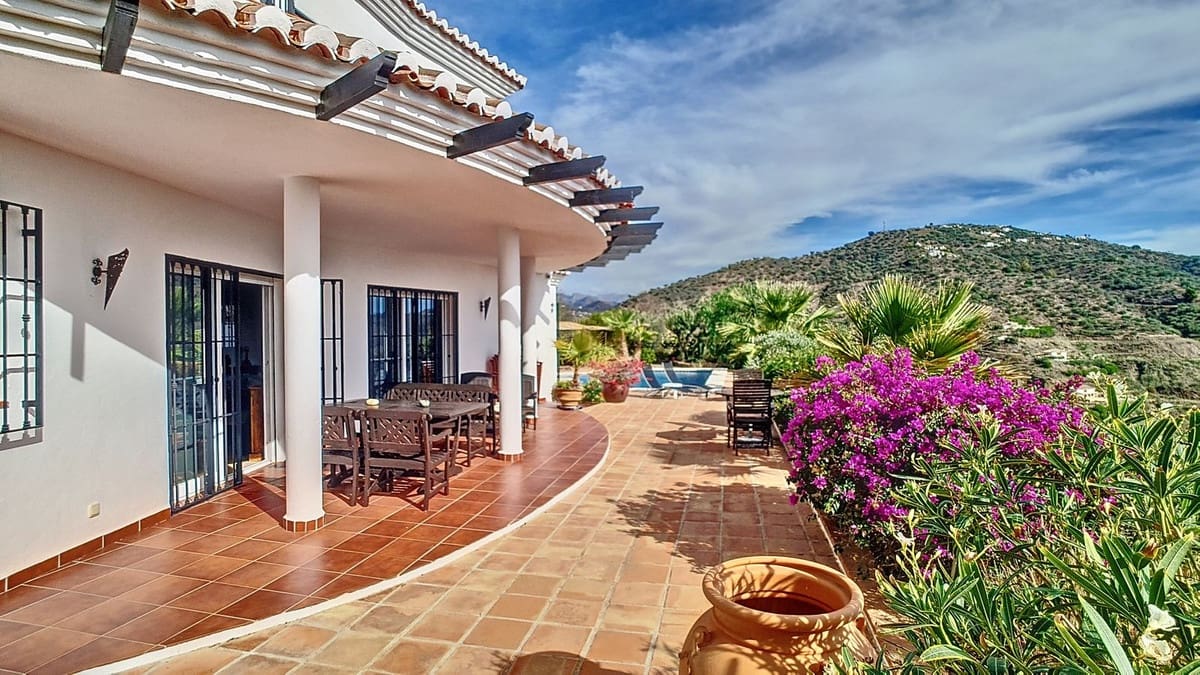 3 quarto Moradia para venda em Arenas com piscina garagem - 695 000 € (Ref: 8410795)