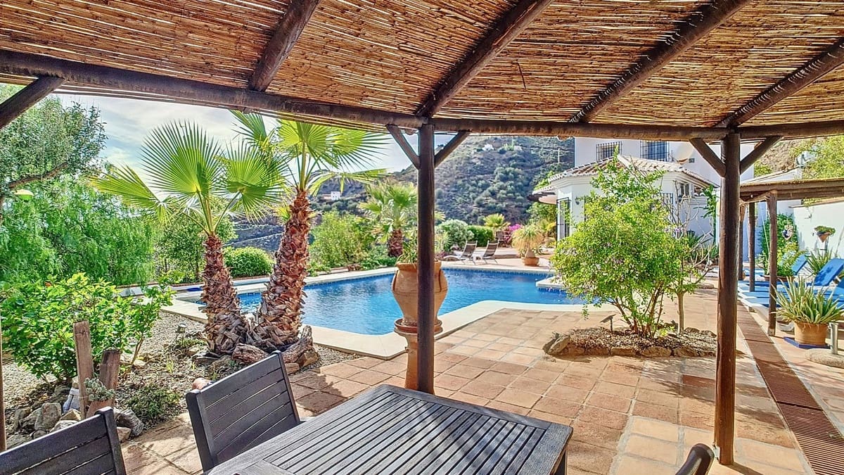 3 quarto Moradia para venda em Arenas com piscina garagem - 695 000 € (Ref: 8410795)