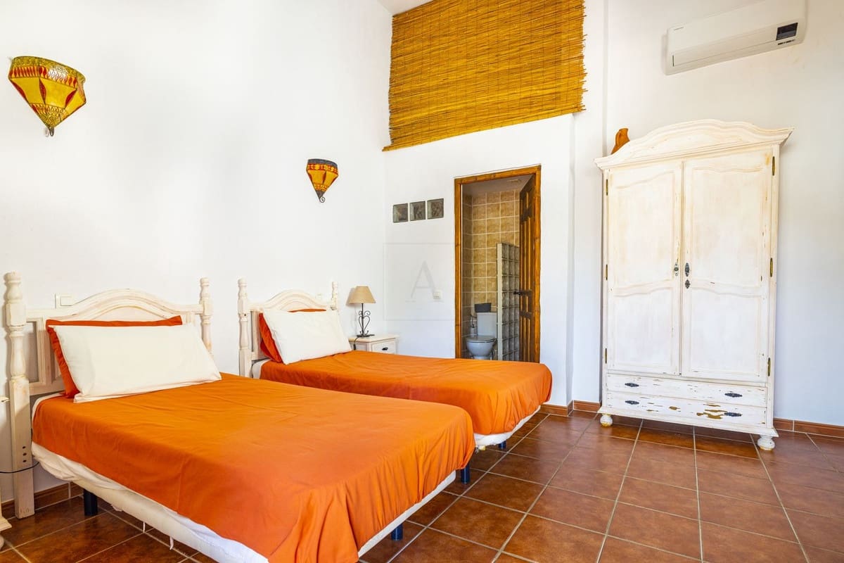 8 sovrum Villa till salu i Comares med pool garage - 490 000 € (Ref: 8416613)