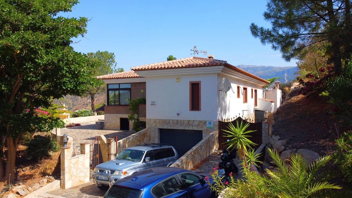 4 sovrum Villa till salu i Sayalonga med pool garage - 629 000 € (Ref: 8439708)