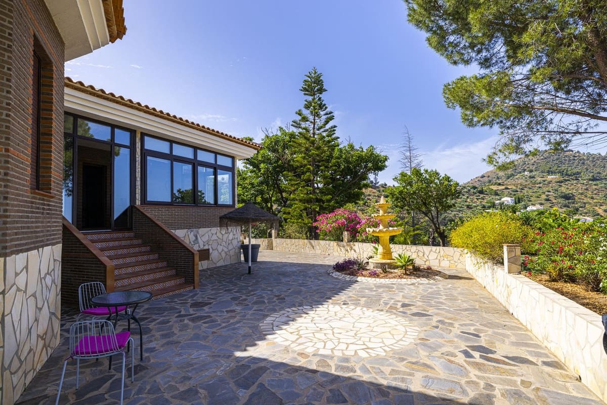 4 sovrum Villa till salu i Sayalonga med pool garage - 629 000 € (Ref: 8439708)