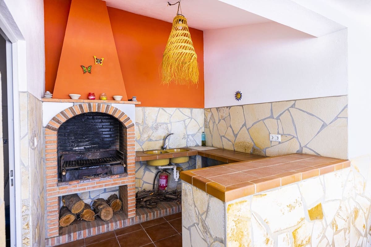 4 sovrum Villa till salu i Sayalonga med pool garage - 629 000 € (Ref: 8439708)