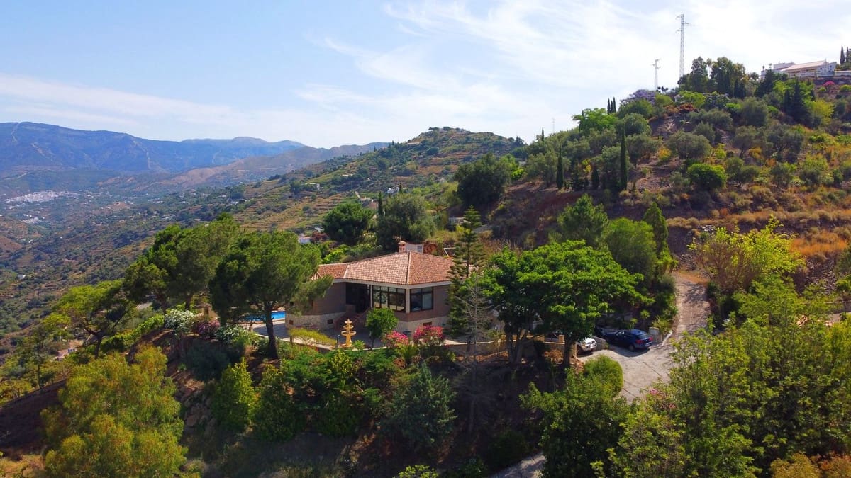 4 sovrum Villa till salu i Sayalonga med pool garage - 629 000 € (Ref: 8439708)