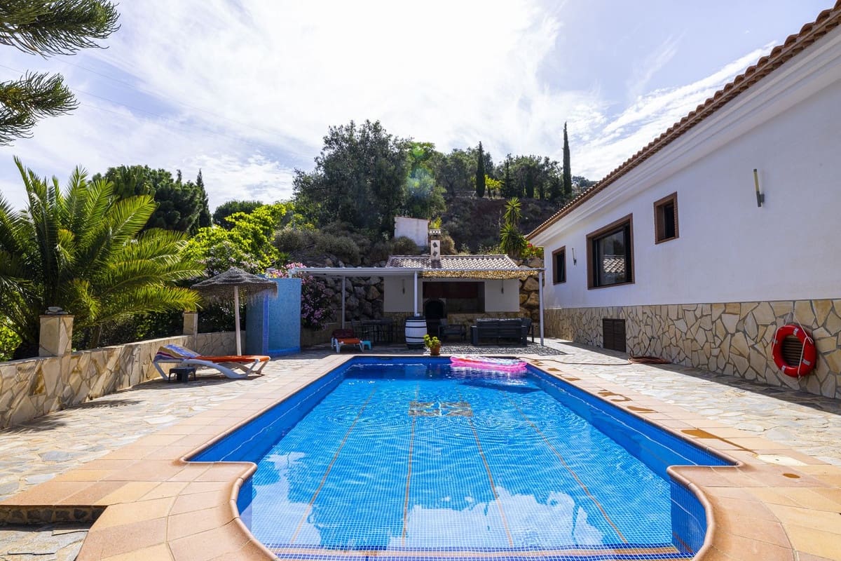 4 sovrum Villa till salu i Sayalonga med pool garage - 629 000 € (Ref: 8439708)