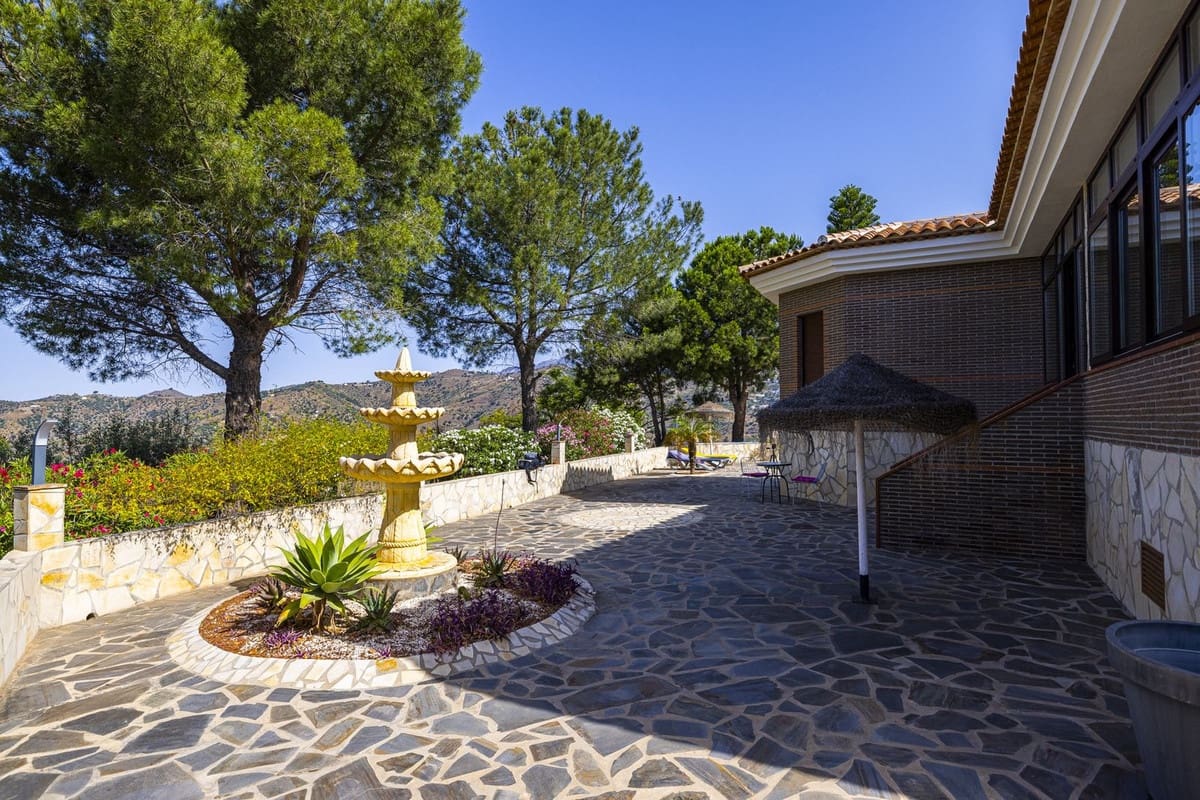 4 sovrum Villa till salu i Sayalonga med pool garage - 629 000 € (Ref: 8439708)