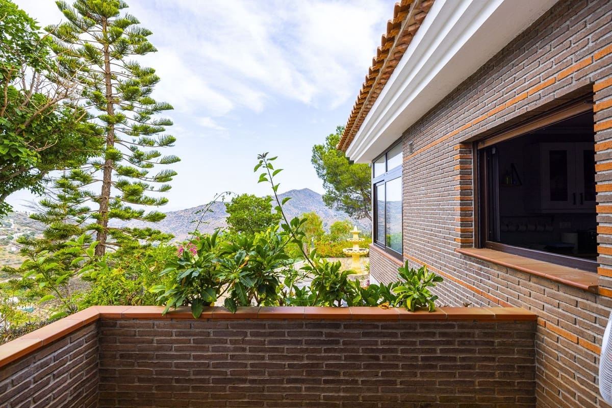 4 sovrum Villa till salu i Sayalonga med pool garage - 629 000 € (Ref: 8439708)