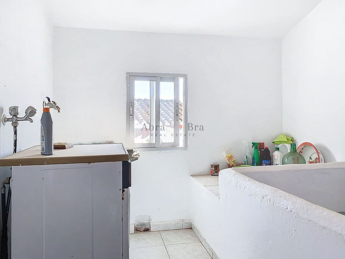 4 bedroom Townhouse for sale in Canillas de Aceituno with pool - € 100,000 (Ref: 8635493)