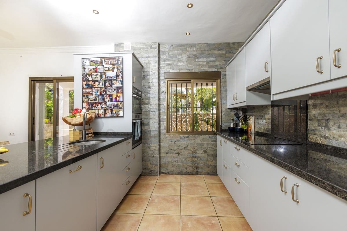 3 soveværelse Villa til salg i Riogordo med swimmingpool garage - € 360.000 (Ref: 8723419)