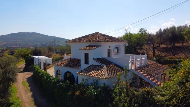 Chalet de 3 habitaciones en Riogordo en venta con piscina garaje - 360.000 € (Ref: 8723419)