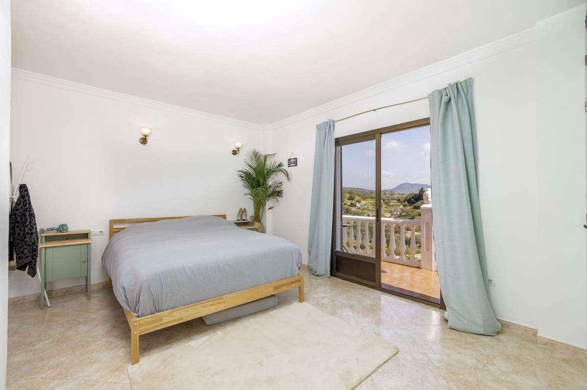 3 makuuhuone Huvila myytävänä paikassa Riogordo mukana uima-altaan 
autotalli - 360 000 € (Ref: 8723419)