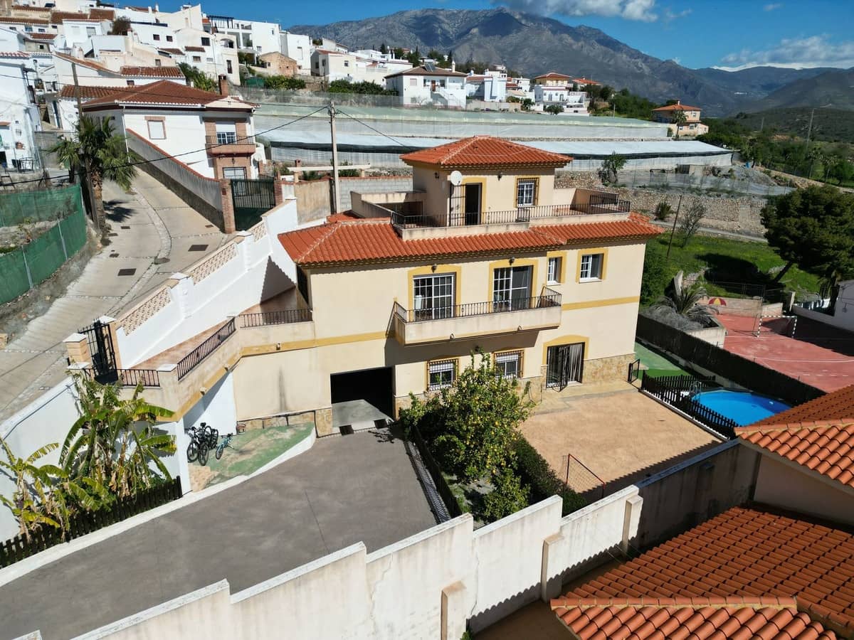 5 bedroom Villa for sale in Gualchos with pool garage - € 339,000 (Ref: 8789823)