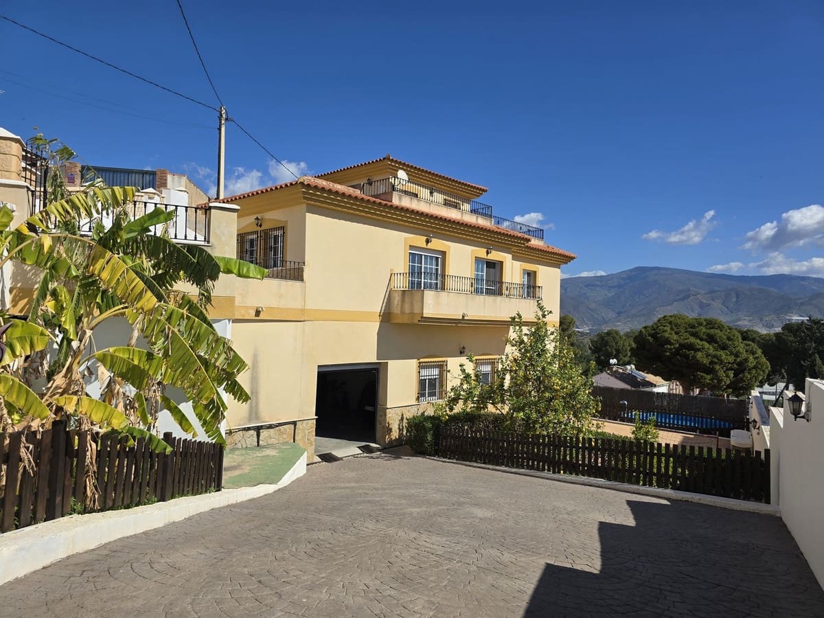 5 bedroom Villa for sale in Gualchos with pool garage - € 339,000 (Ref: 8789823)