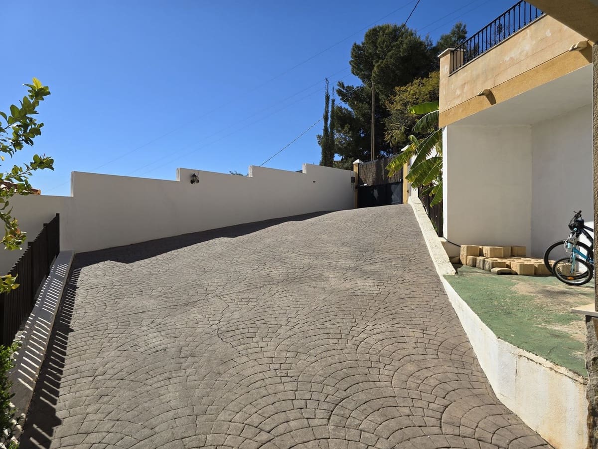 5 bedroom Villa for sale in Gualchos with pool garage - € 339,000 (Ref: 8789823)