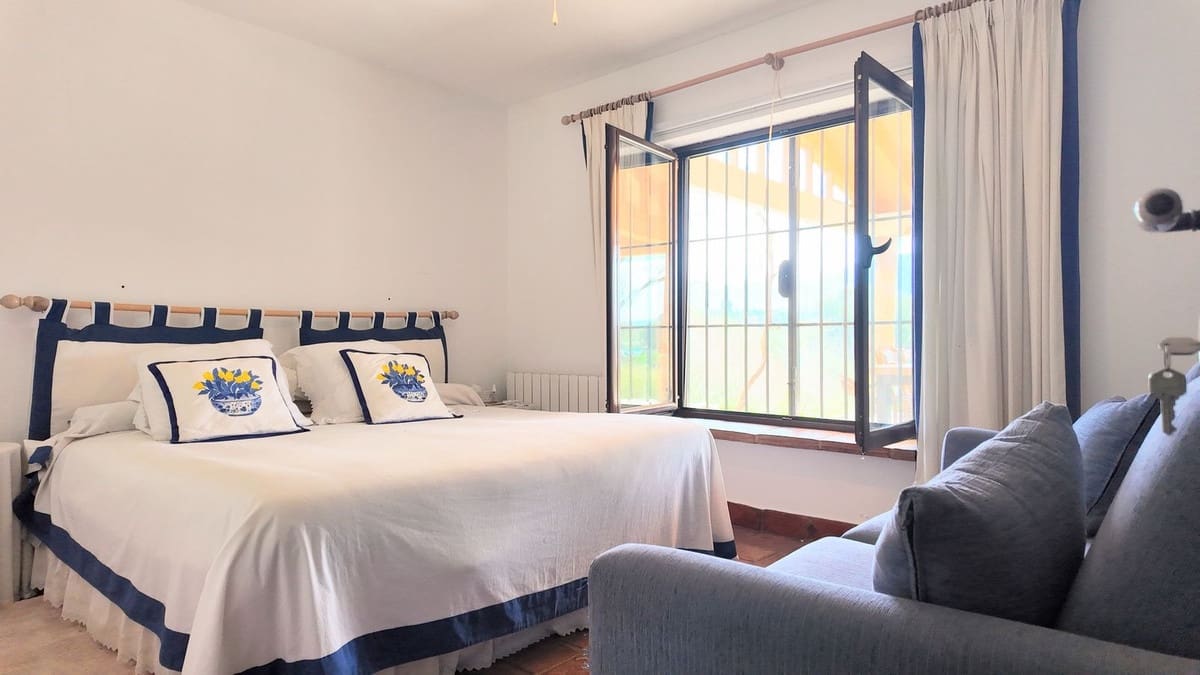 Chalet de 3 habitaciones en Cártama en venta con piscina - 525.000 € (Ref: 8852176)