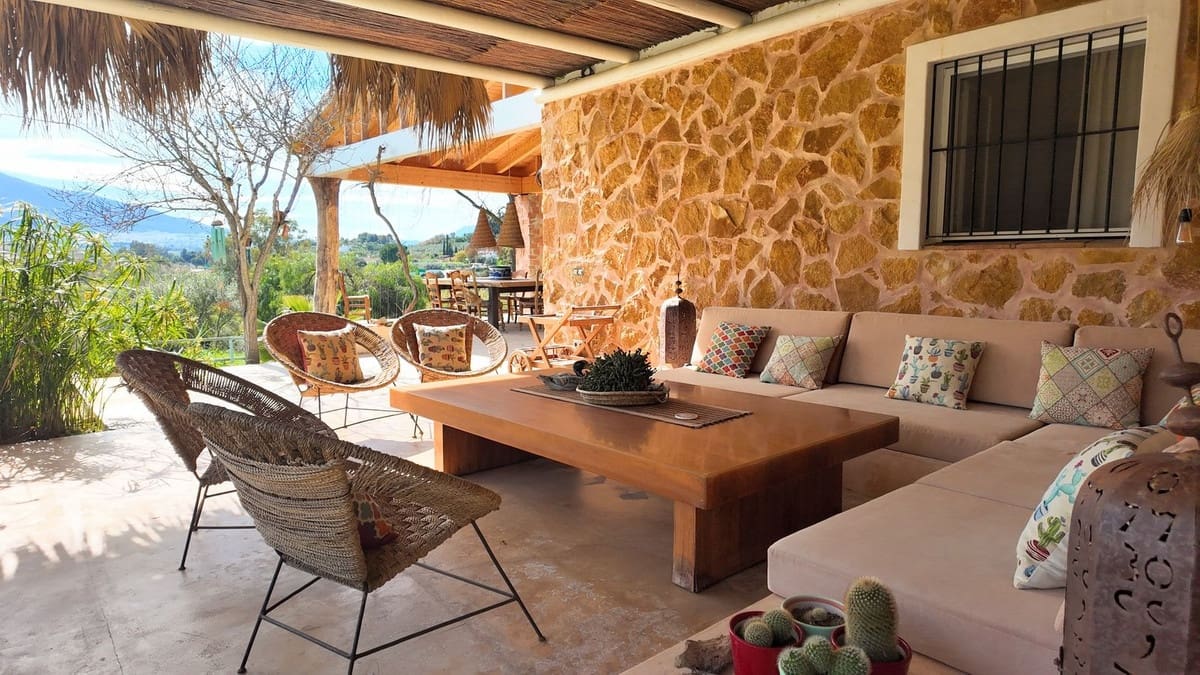 Chalet de 3 habitaciones en Cártama en venta con piscina - 525.000 € (Ref: 8852176)