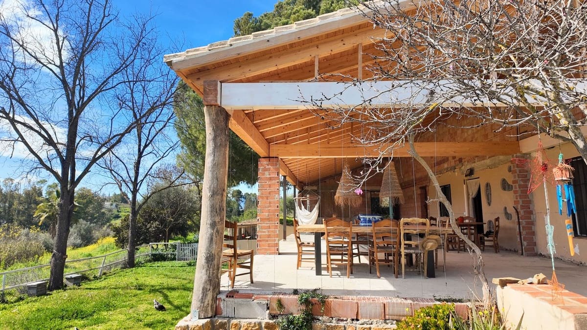 Chalet de 3 habitaciones en Cártama en venta con piscina - 525.000 € (Ref: 8852176)