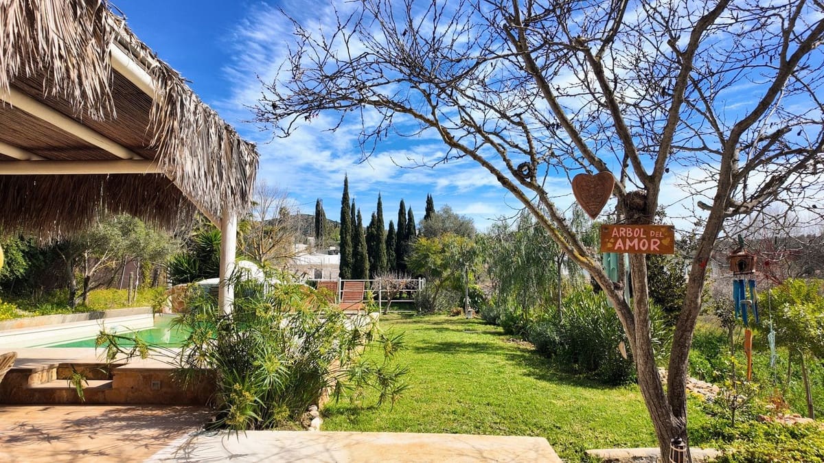 Chalet de 3 habitaciones en Cártama en venta con piscina - 525.000 € (Ref: 8852176)