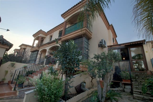 3 soveværelse Semi-Rækkehus til salg i Alhaurín de la Torre med swimmingpool garage - € 550.000 (Ref: 8873501)