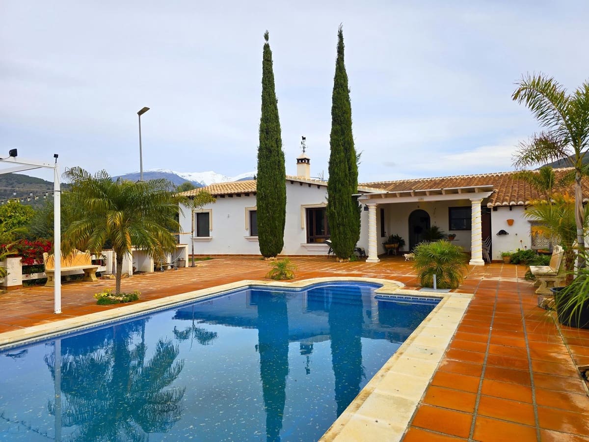 3 soveværelse Finca/Landehus til salg i Velez de Benaudalla med swimmingpool garage - € 420.000 (Ref: 8894380)