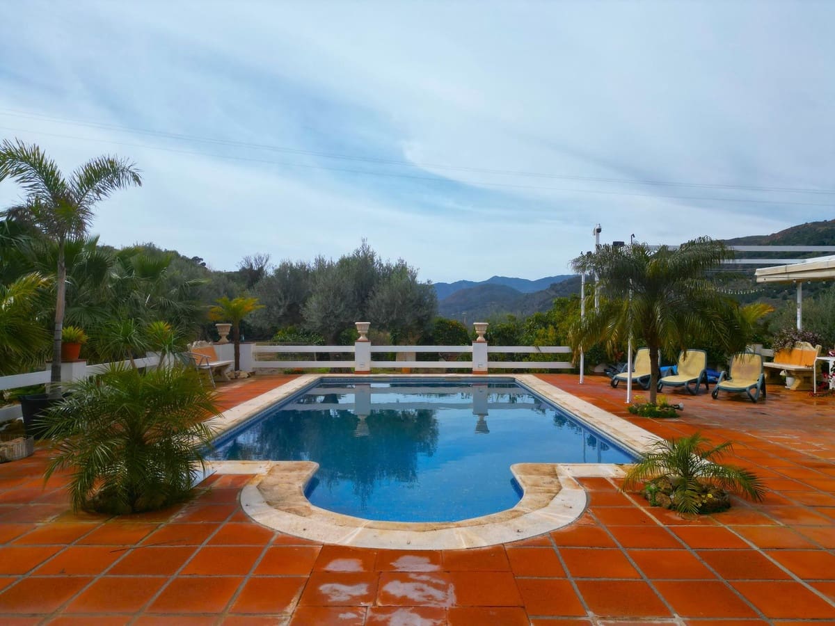 3 soveværelse Finca/Landehus til salg i Velez de Benaudalla med swimmingpool garage - € 420.000 (Ref: 8894380)