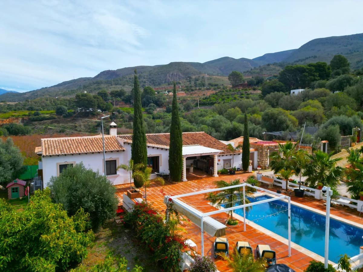 3 soveværelse Finca/Landehus til salg i Velez de Benaudalla med swimmingpool garage - € 420.000 (Ref: 8894380)