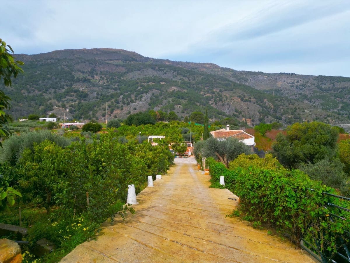 3 soveværelse Finca/Landehus til salg i Velez de Benaudalla med swimmingpool garage - € 420.000 (Ref: 8894380)