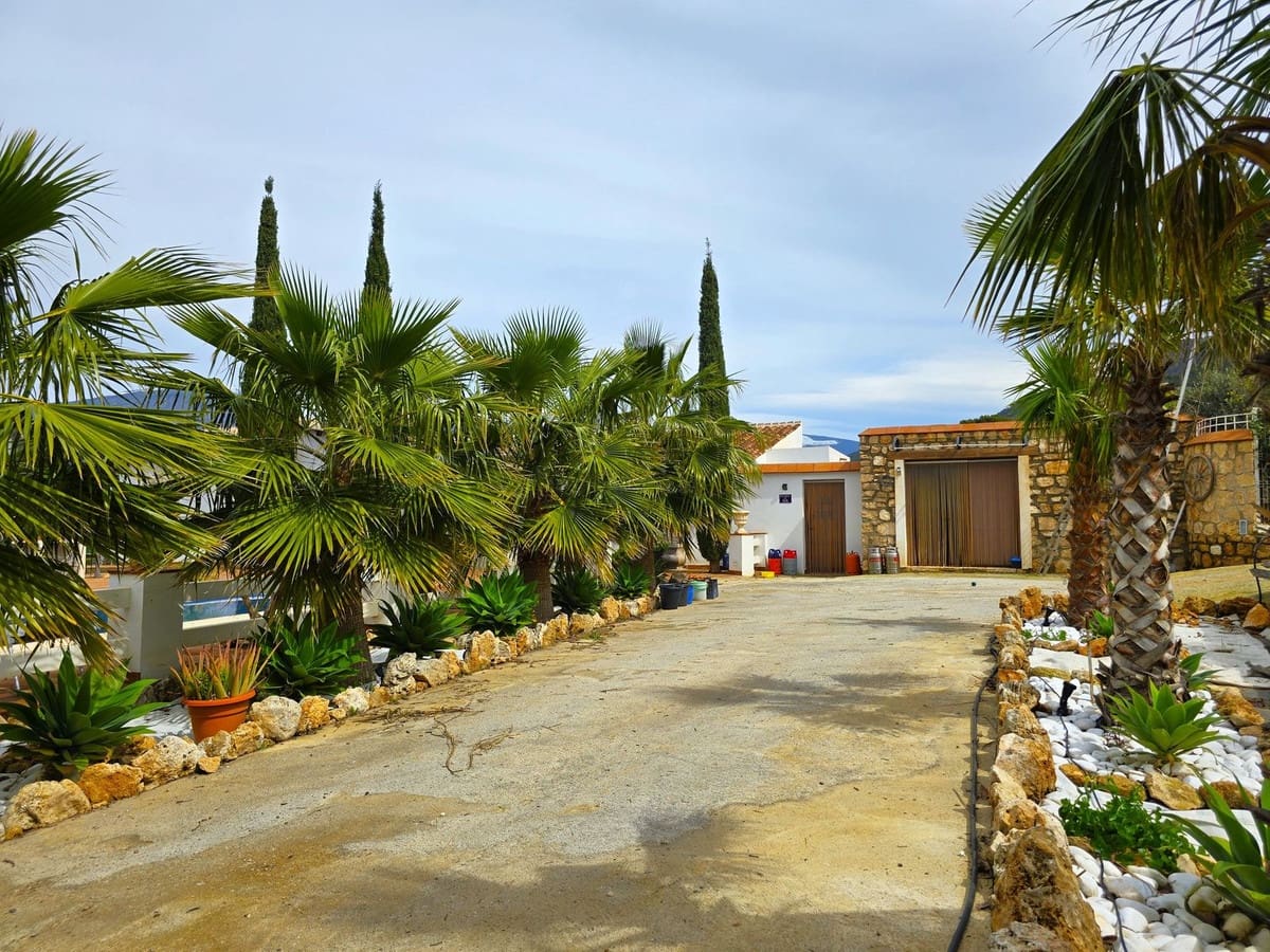 3 soveværelse Finca/Landehus til salg i Velez de Benaudalla med swimmingpool garage - € 420.000 (Ref: 8894380)