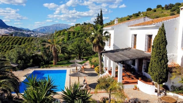 Chalet de 7 habitaciones en Alora en venta con piscina garaje - 1.199.000 € (Ref: 8905892)