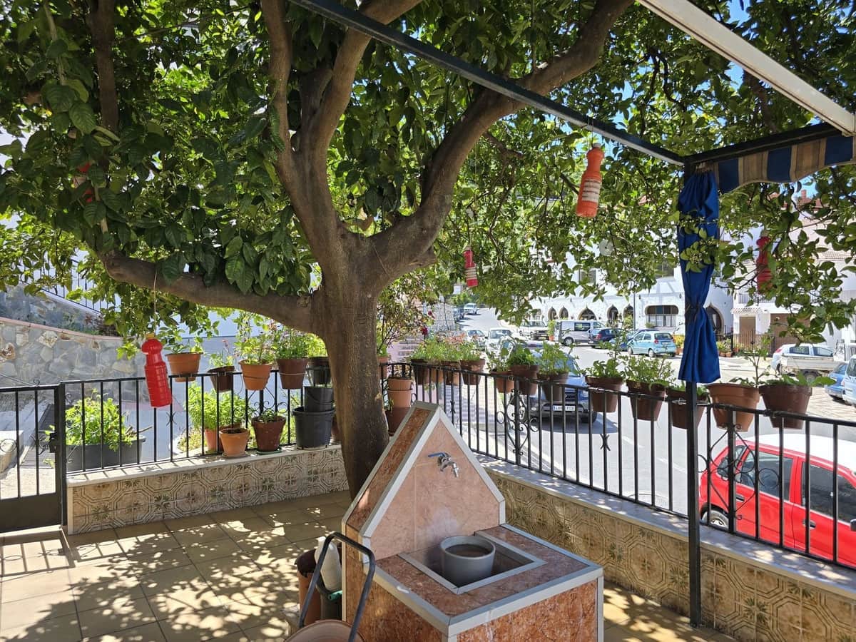 3 bedroom Townhouse for sale in Competa with garage - € 200,000 (Ref: 8926126)