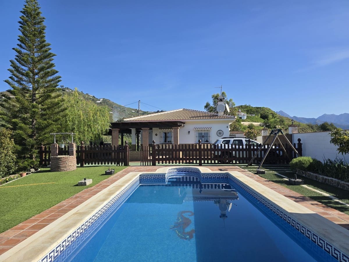 3 makuuhuone Huvila myytävänä paikassa Competa mukana uima-altaan 
autotalli - 420 000 € (Ref: 8930439)