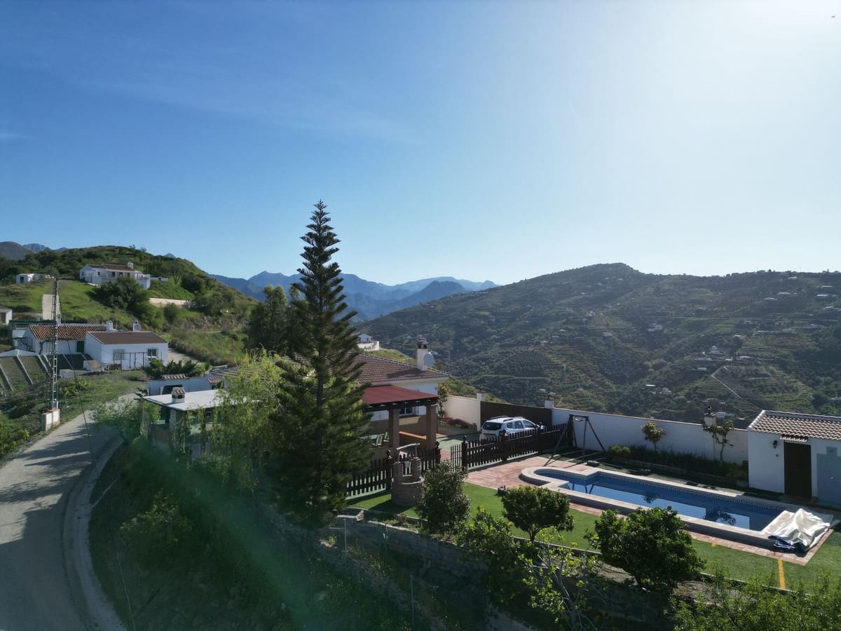 3 makuuhuone Huvila myytävänä paikassa Competa mukana uima-altaan 
autotalli - 420 000 € (Ref: 8930439)