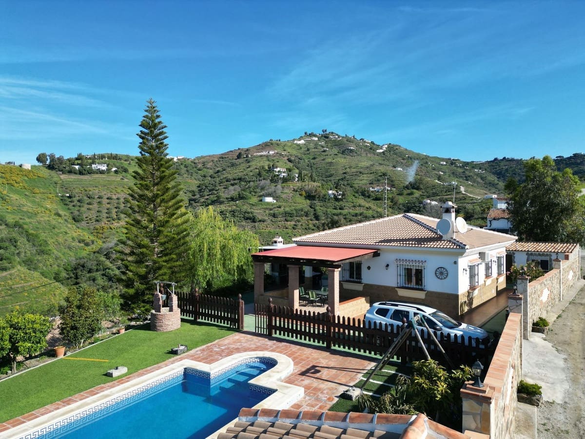 3 makuuhuone Huvila myytävänä paikassa Competa mukana uima-altaan 
autotalli - 420 000 € (Ref: 8930439)