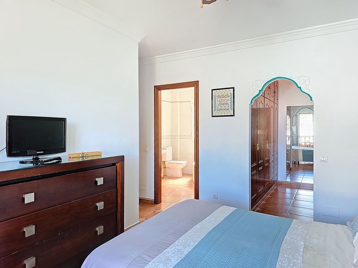4 bedroom Villa for sale in Canillas de Albaida with pool garage - € 437,000 (Ref: 8938215)