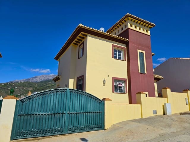 Chalet de 4 habitaciones en Canillas de Albaida en venta con piscina garaje - 409.000 € (Ref: 8938215)
