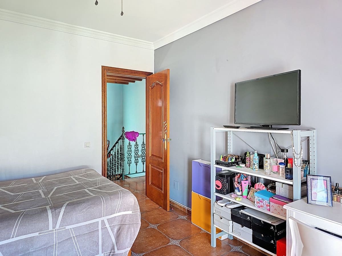 4 bedroom Villa for sale in Canillas de Albaida with pool garage - € 437,000 (Ref: 8938215)